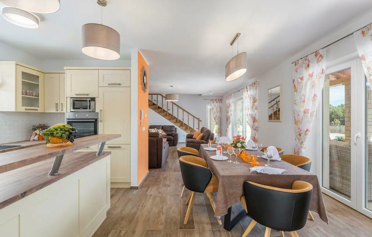 Villa Gardenia With Pool Tinjan Croatia