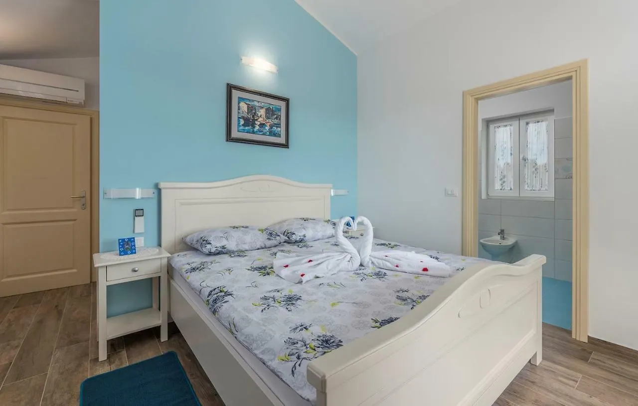 Villa Gardenia With Pool Tinjan 0*,